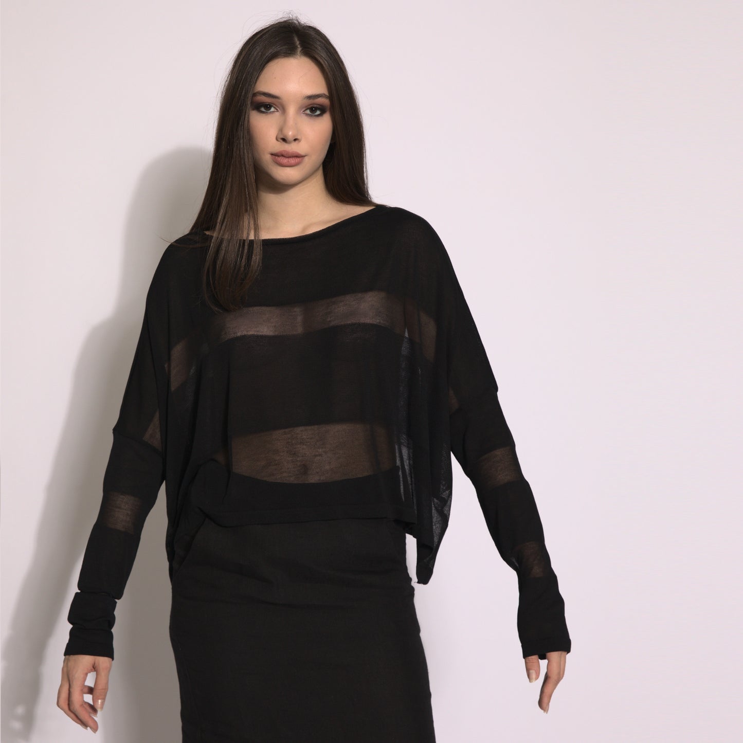 Giselle - Blusa de tricot listrada em preto com transparencias
