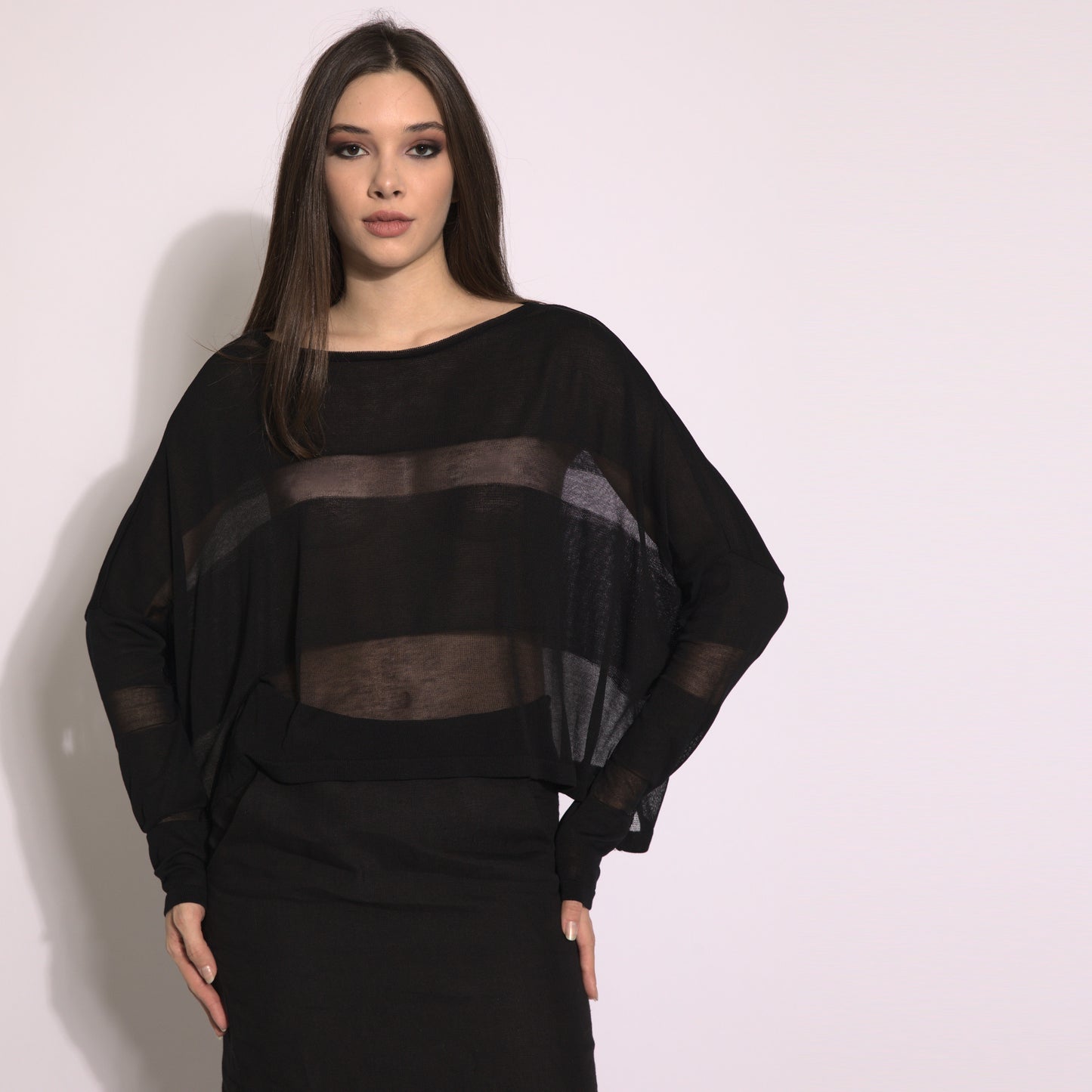 Giselle - Blusa de tricot listrada em preto com transparencias