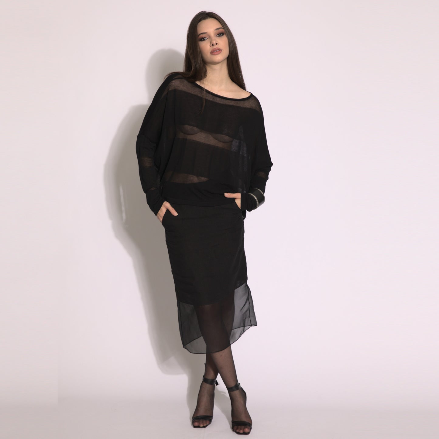 Giselle - Blusa de tricot listrada em preto com transparencias