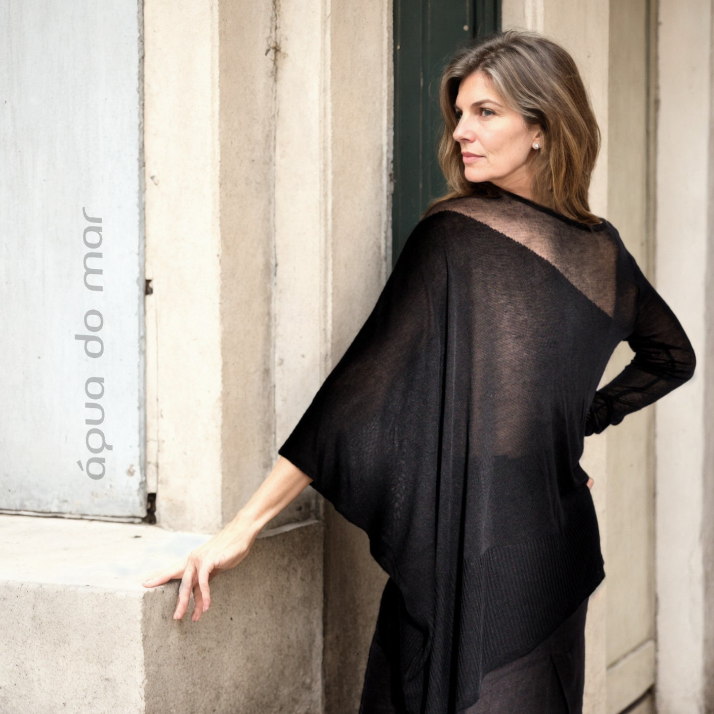 Kaya - Blusa de tricot assimétrica na cor preta com transparencia