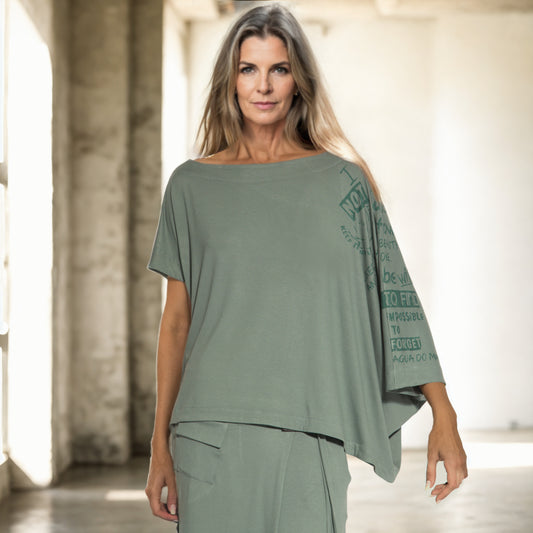 Betina - Blusa em malha assimétrica cut-out cor verde oliva