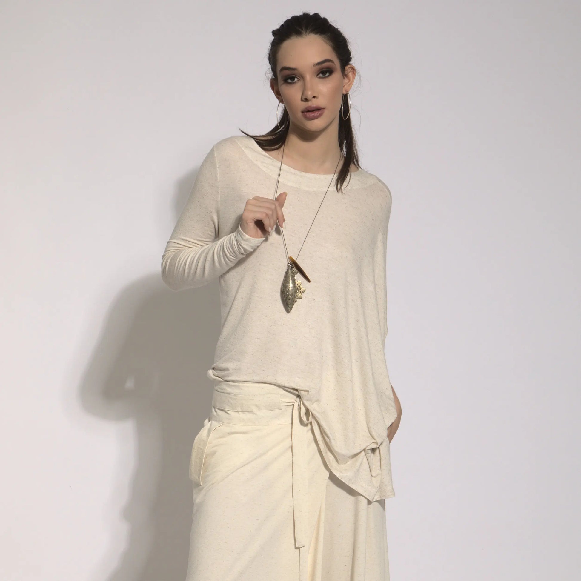 Naomi - Blusa assimétrica em malha minimalista off-white